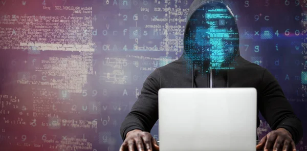 Mannelijke hacker met laptop — Stockfoto