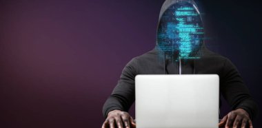 Masa üstünde laptop ile erkek hacker  