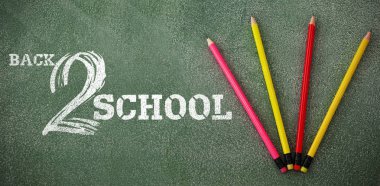 Beyaz arkaplan üzerine okul metnine geri dön