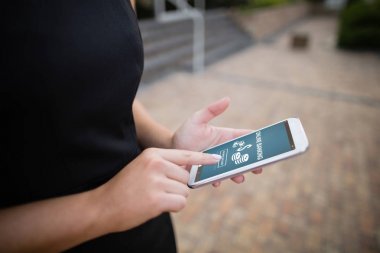 Online Bankacılık metin mavi mobil ekranda