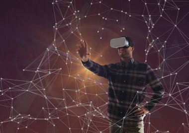 VR mezartaşı ile gülümseyen adam