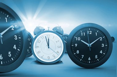 Beyaz arka plan karşı saatler