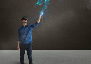 Oda içinde vr kulaklık ile tişörtlü adam