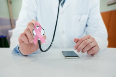 Doktor steteskop tutuyor.