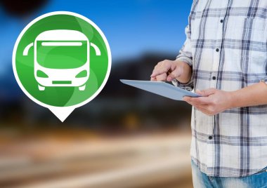 Tablet otobüs simgesi ile yoldan tutarak