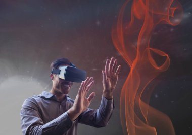 VR mezartaşı ile gülümseyen adam