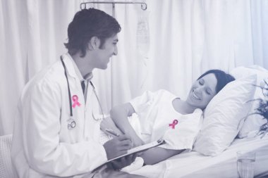 Doktor hastayla konuşuyor.