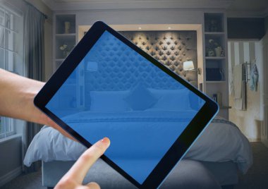 Tablet ev yatak odası tutan el