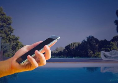 Telefon ev yüzme havuzunda tutan el