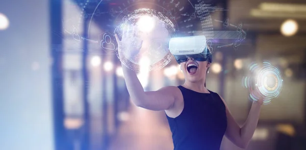 Geschäftsfrau schaut durch Virtual-Reality-Simulator — Stockfoto