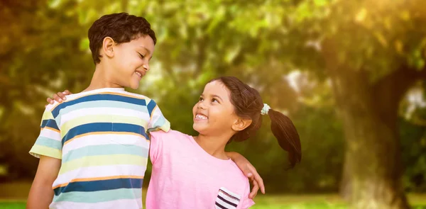 Felices amigos contra árboles y prados — Foto de Stock