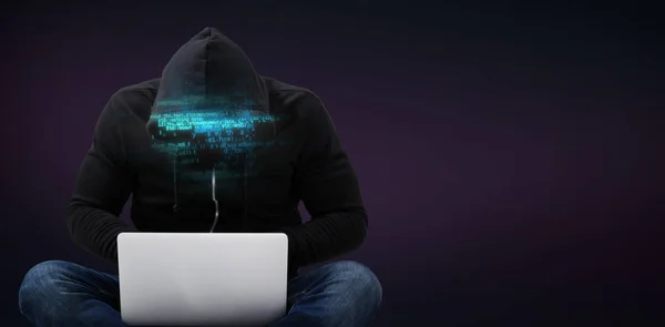 Mężczyzna hakera za pomocą laptopa — Zdjęcie stockowe