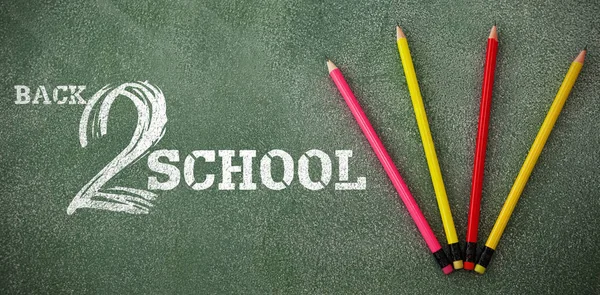 Beyaz arkaplan üzerine okul metnine geri dön