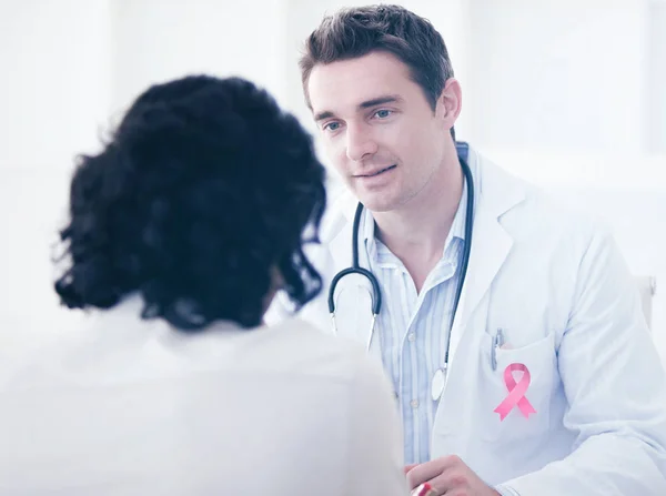 Doctor hablando con su paciente — Foto de Stock