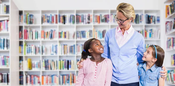 Lächelnder Lehrer mit Schülern — Stockfoto