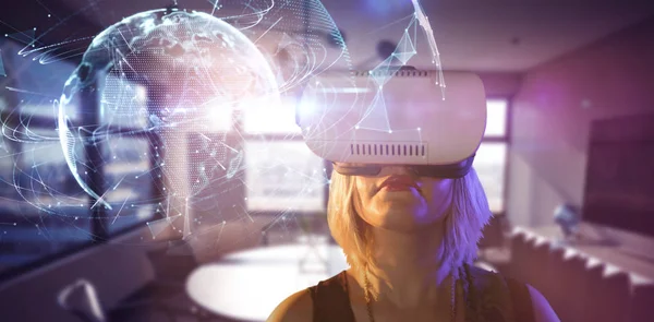 Kvinnan tittar genom virtuell verklighet simulator — Stockfoto
