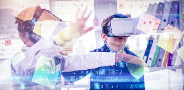 Люди, использующие симуляторы виртуальной реальности — стоковое фото
