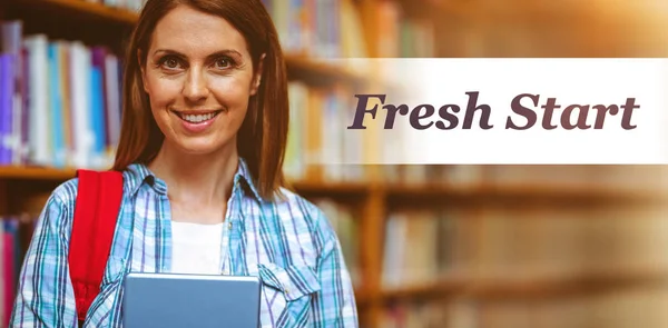 Estudiante sosteniendo tableta en biblioteca — Foto de Stock