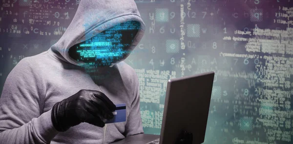 Хакер використовує кредитну картку для кіберзлочинності — стокове фото