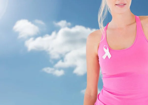 Mulher câncer de mama com céu nuvens fundo — Fotografia de Stock