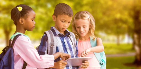 Schüler nutzen digitales Tablet — Stockfoto