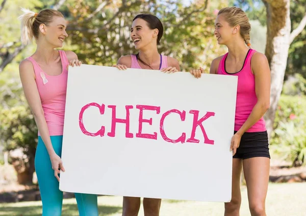 Denetim metni ve kart tutan pembe Meme Kanseri Bilinçlendirme kadınlar