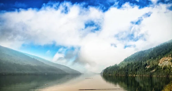 Fiume tra le montagne — Foto Stock