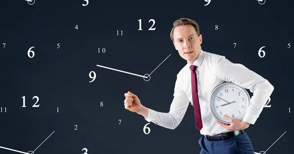 Hombre de negocios sosteniendo un reloj — Foto de Stock