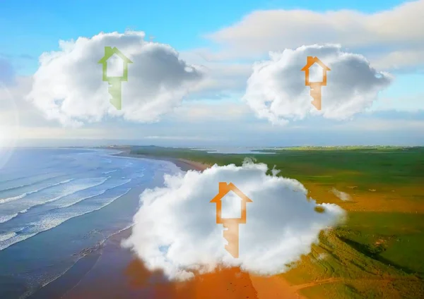 Nubes clave flotando sobre la costa del mar — Foto de Stock