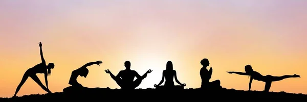 Yoga group silhouette at sunset — Stock Photo, Image