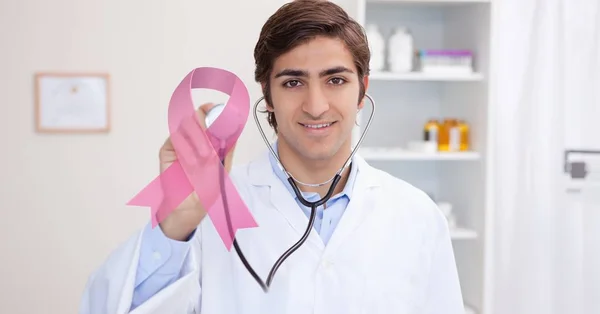 Arzt mit rosa Brustkrebsschleife — Stockfoto