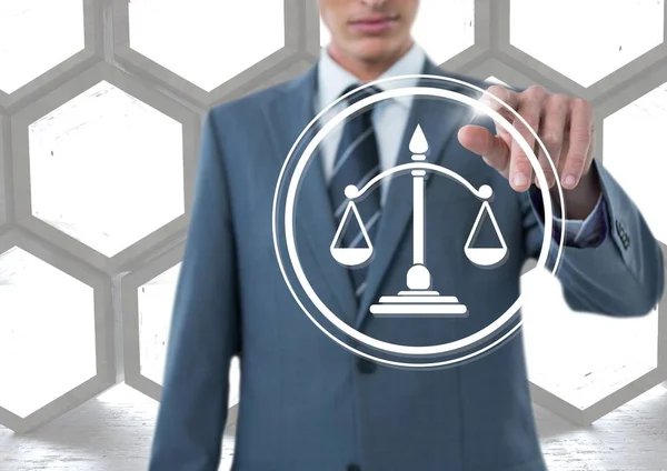 Zakenman wijzend op justitie-pictogram — Stockfoto