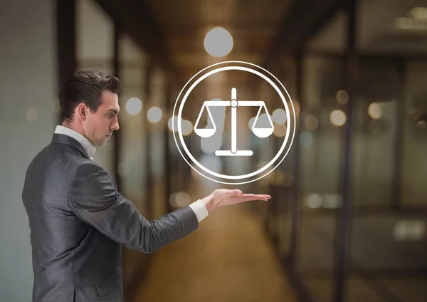 Бізнесмен тримає ікону справедливості — стокове фото