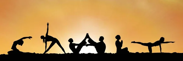Grupo de ioga silhueta ao pôr do sol — Fotografia de Stock