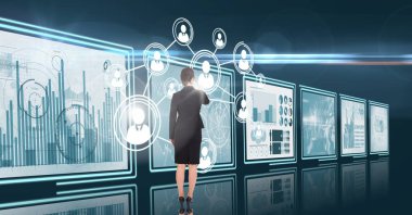 iş kadını odada etkileşim 