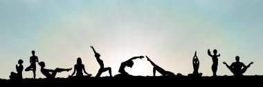 gün batımında Yoga grup siluet