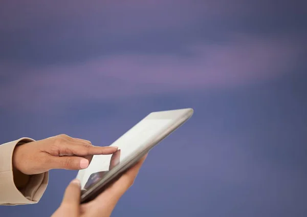 Tablet zu Hause in der Hand halten — Stockfoto