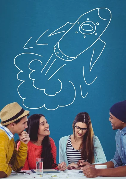 Люди с нарисованной вручную ракетой — стоковое фото