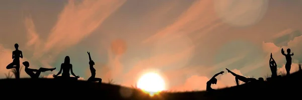 Joga sylwetka grupy o zachodzie słońca — Zdjęcie stockowe