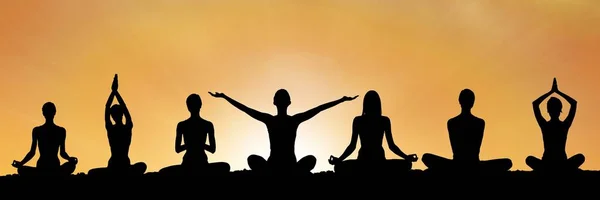 Silueta skupina jóga při západu slunce — Stock fotografie
