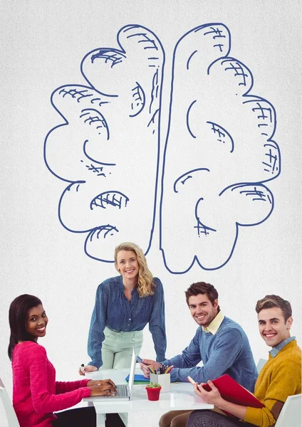 Pessoas criativas com cérebro desenhado à mão — Fotografia de Stock
