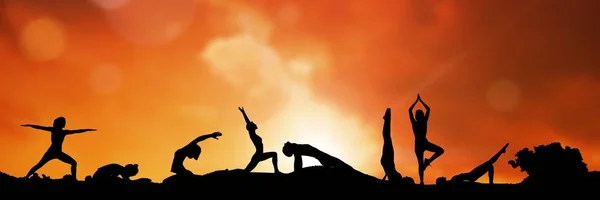 Yoga groep silhouet bij zonsondergang — Stockfoto