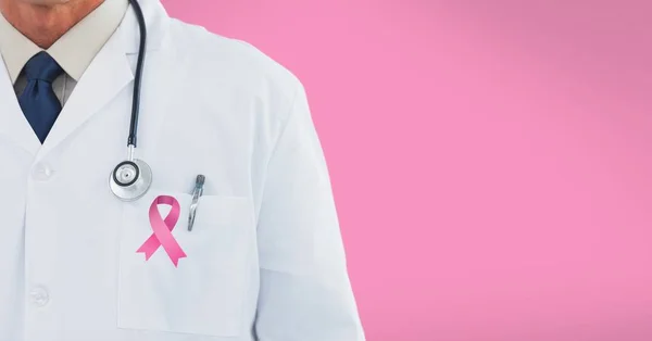 ピンク乳がんリボンと医師 — ストック写真