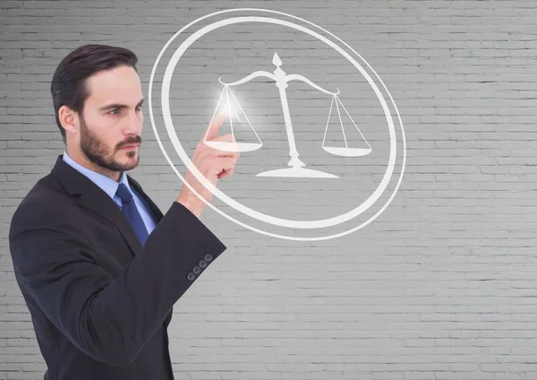 Zakenman wijzend op justitie-pictogram — Stockfoto