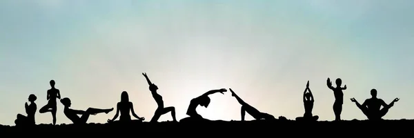 Silhouette de groupe de yoga au coucher du soleil — Photo