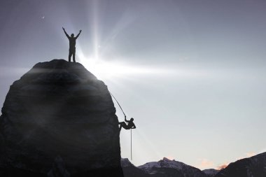 Silhouette çocuk ve uzun yürüyüşe çıkan kimse