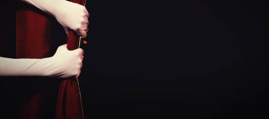 ellerinde eldiven perde holding