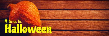 Ahşap masa üzerinde Halloween sırasında squash