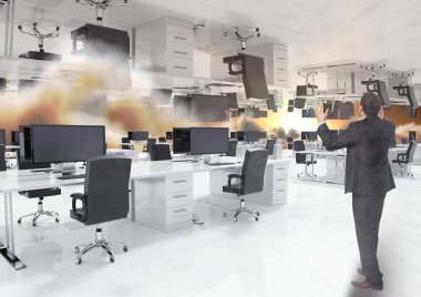 adam ters bulutlar ofisinde ayakta