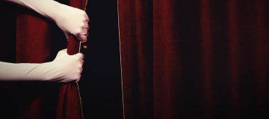 perde aşamada elinde eldiven eller